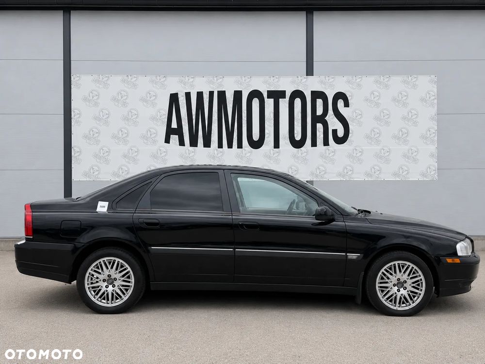 VOLVO S80 2001 *SAMOCHÓD NA CZĘŚCI* 5688 BLACK SOLID (STONE)  MASKA, LAMPA, DRZWI, LUSTERKO, ZDERZAK, GRILL, BŁOTNIK, KLAPA, BELKA, DESKA, FOTELE, KANAPA, ĆWIARTKA KIEROWNICA, TARCZE, ZACISKI, ZAWIESZENIE, KOMPLETNY PRZÓD, KOMPLETNY TYŁ, LICZNIK, ZEGARY, PRAWE LEWE PRZÓD TYŁ - 2
