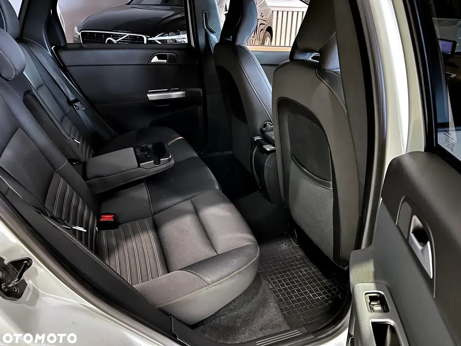 Volvo V50 D2 R-Design - 21