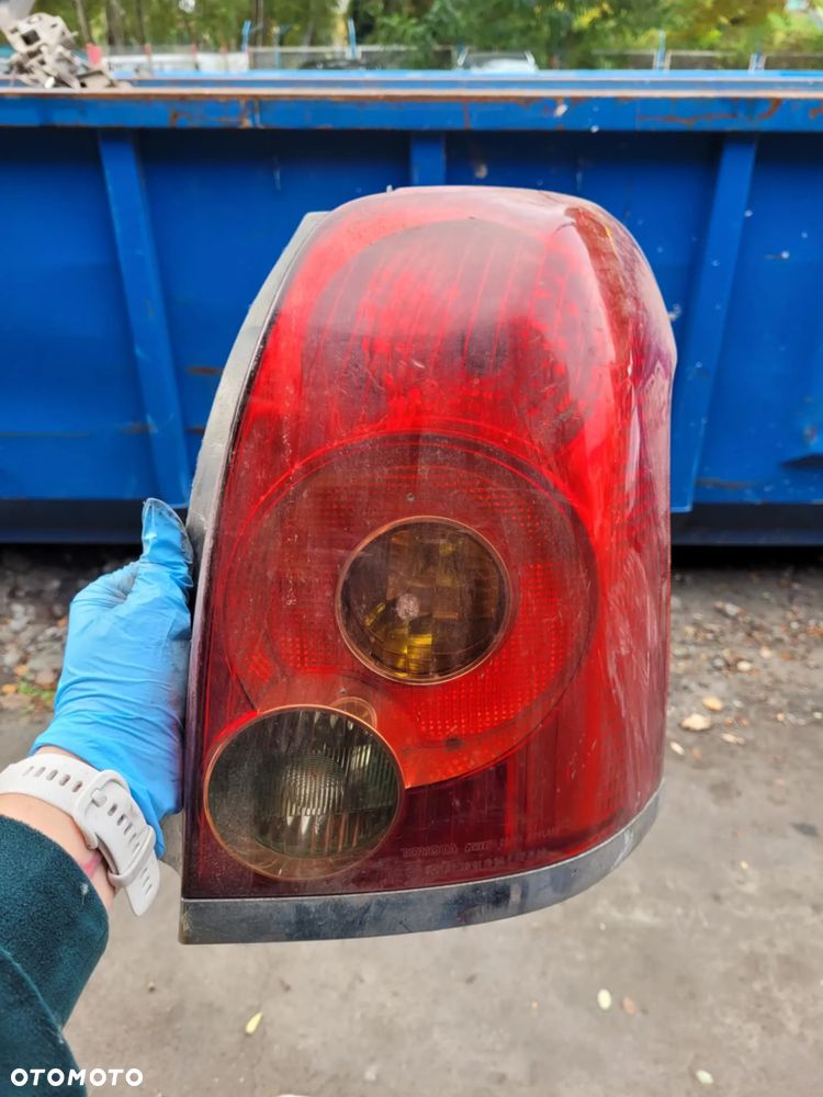 lampa tylna Toyota Avensis prawa - 1