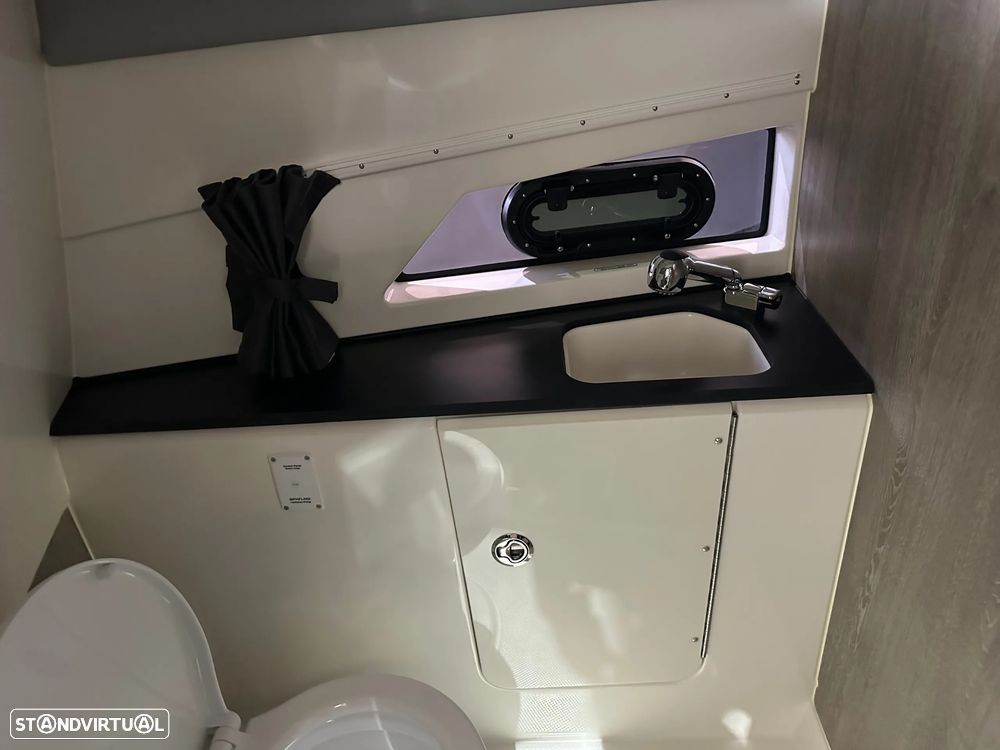 Quicksilver Activ 875 Sundeck - 48