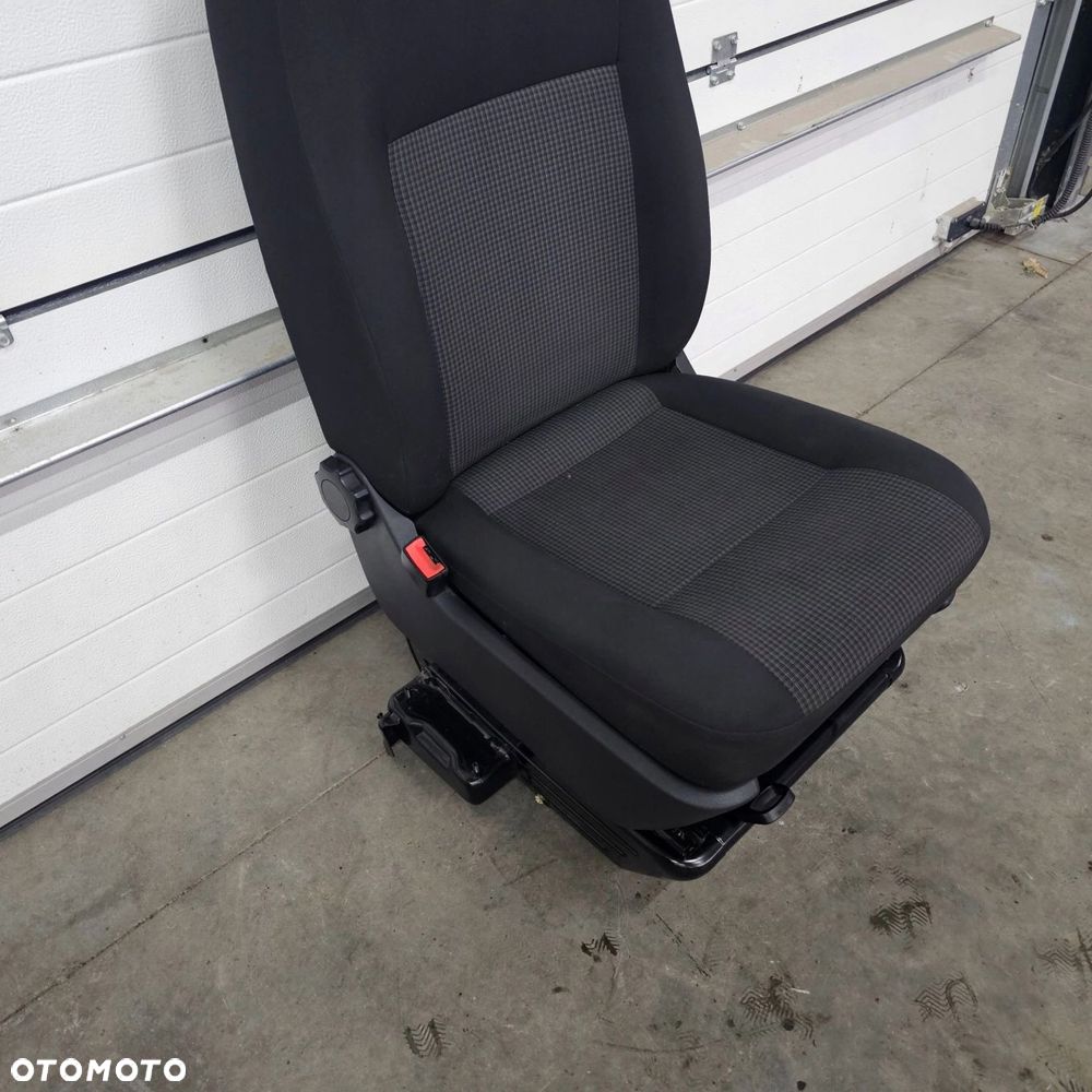 VW T6.1 fotel kierowcy przód DOUBLE GRID - 6