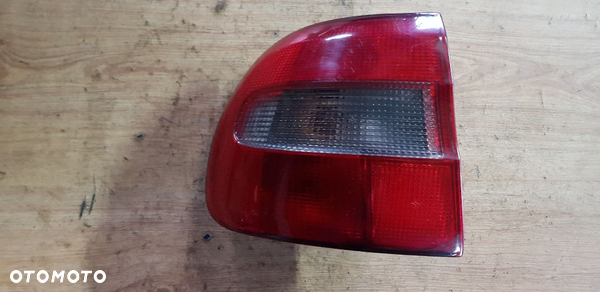 VOLVO V40 LAMPA TYŁ LEWA