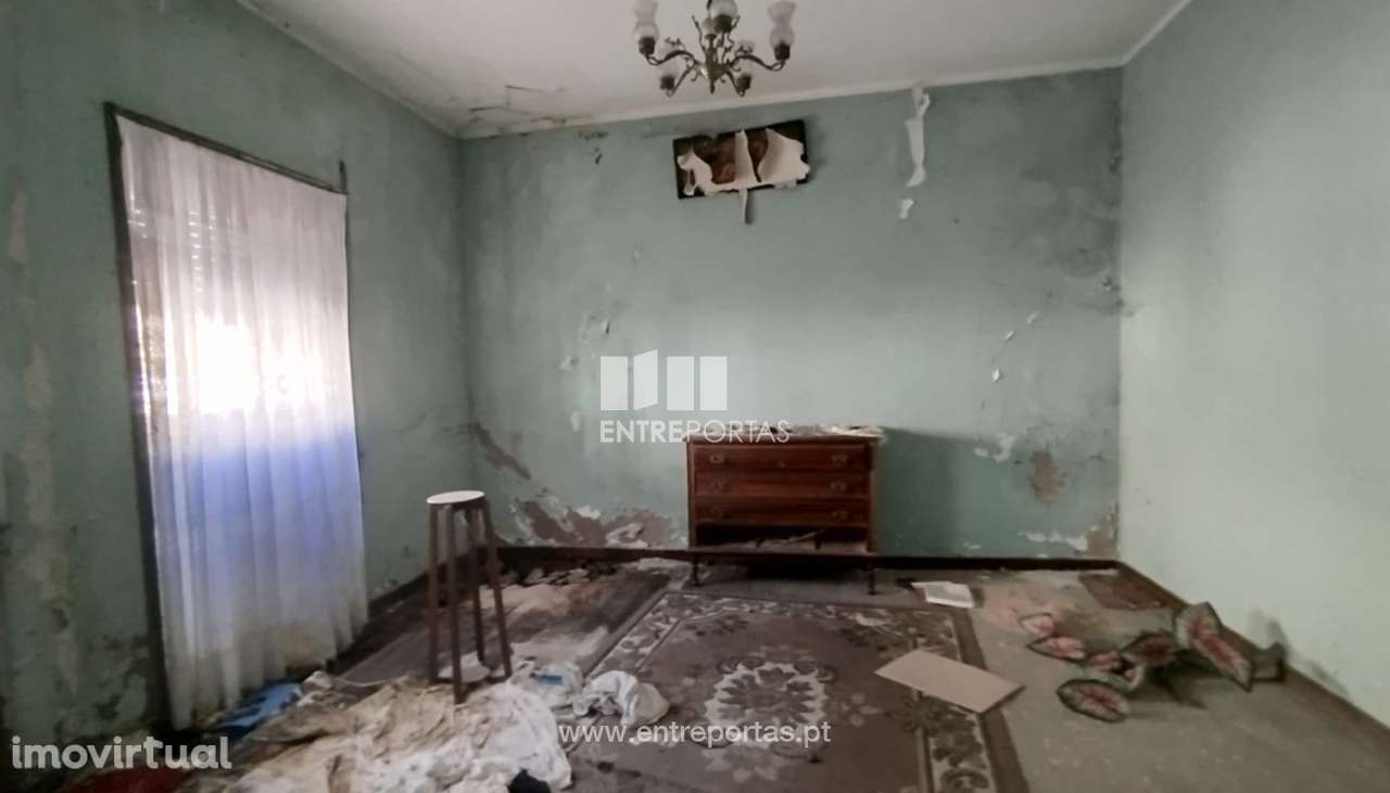 Venda de Moradia V3 para restauro total em Aguçadoura, Póvoa de Varz - Grande imagem: 2/14