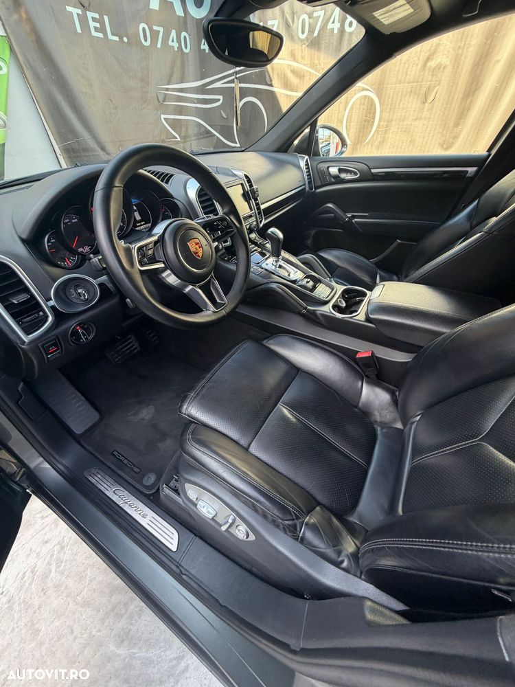 Porsche Cayenne 3.0 L - 6