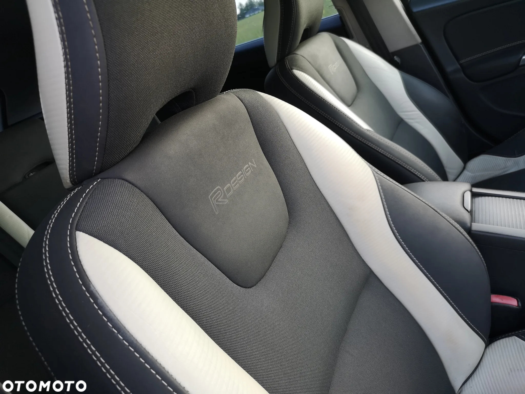 Volvo V60 T3 R-Design - 36