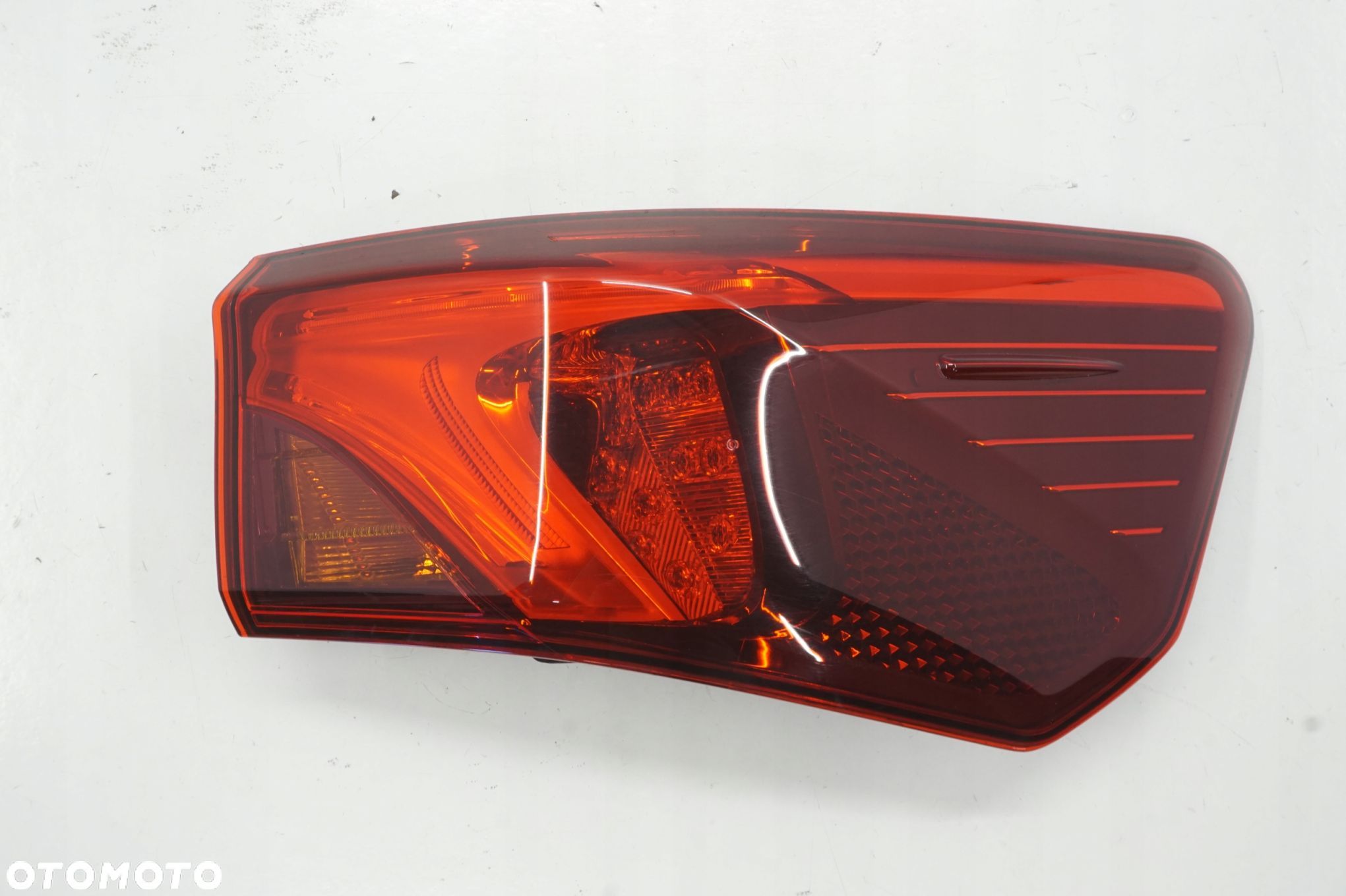 TOYOTA AVENSIS T27 LIFT T29 SEDAN LAMPA PRAWY TYŁ LED 81550-05300 - 1