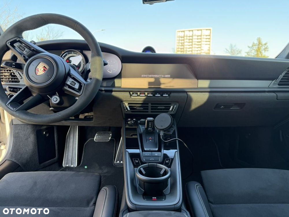 Porsche 911 Carrera 4 GTS - 8