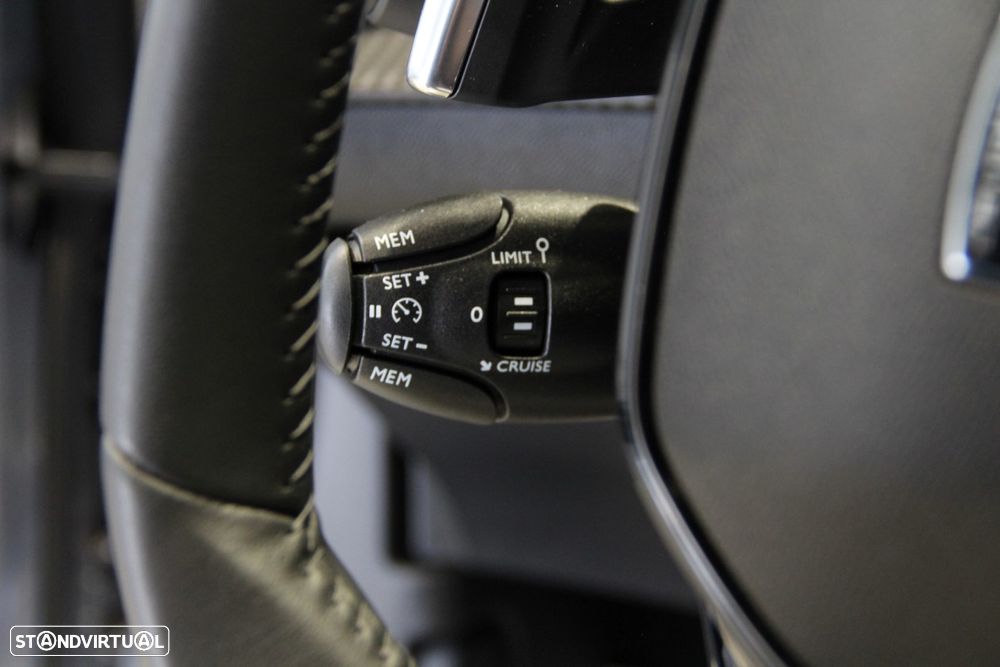 Peugeot 2008 1.2 Hybrid Allure e-DCS6 - 14
