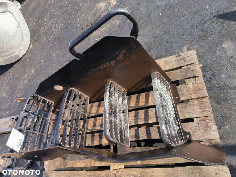 STOPIEŃ LEWY NEW HOLLAND T8.390 - 3