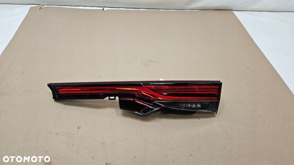 lampa tył tylna prawa w klapę toyota mirai - 1