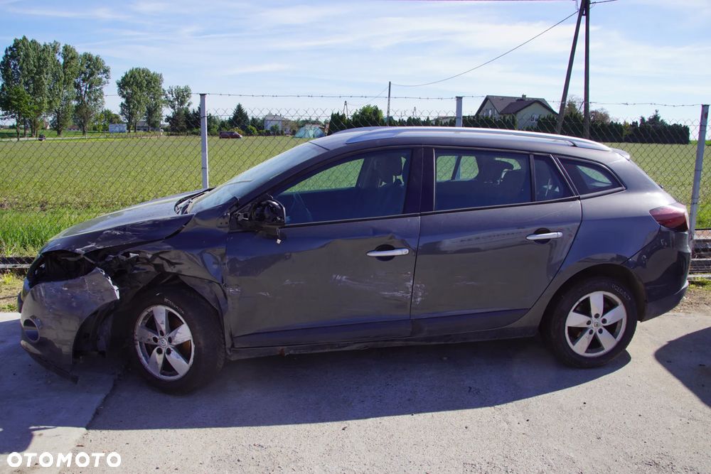 Auto na części - Renault Megane III 1.6 16V 110 KM K4M858 TL4030 TEB66 2011R Silnik Skrzynia Drzwi Błotnik Klapa Zderzak Lampa Lusterko Klamka Szyba Deska Kokpit Sterownik Moduł Czujnik Licznik Wyświetlacz Panel Kierownica - 4