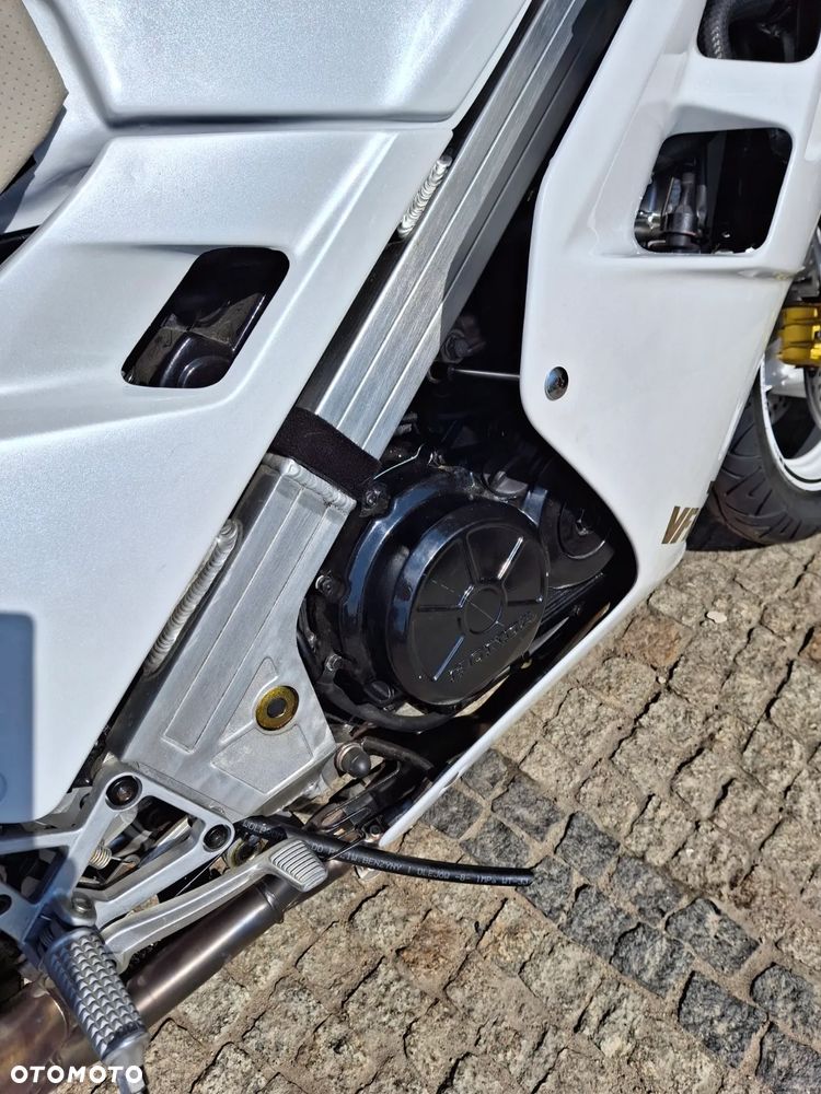 Honda VFR - 4