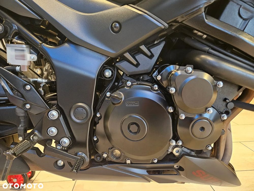 Suzuki GSX - 17