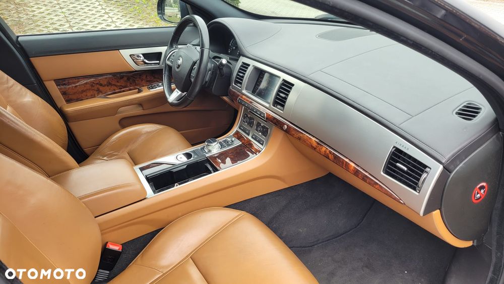 Jaguar XF 2.2 D Premium Luxury - 12