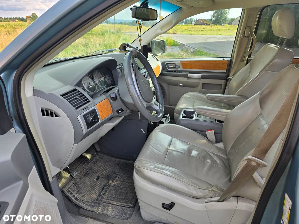 Chrysler Town & Country - 7