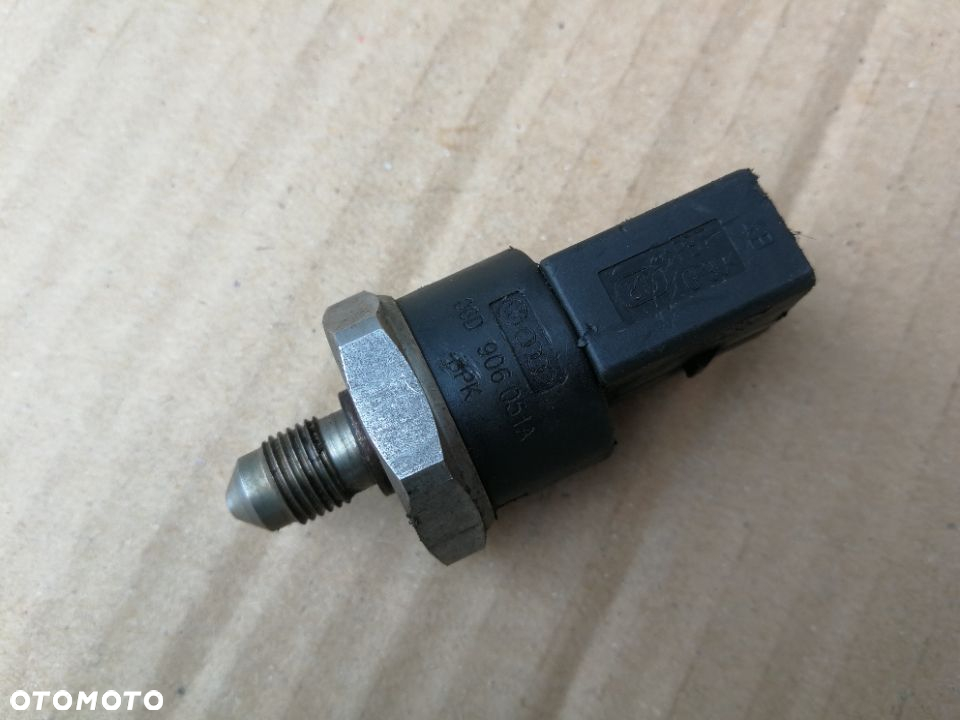 Czujnik ciśnienia paliwa 2.0TFSI 06D906051A Audi A4 B7 - 2