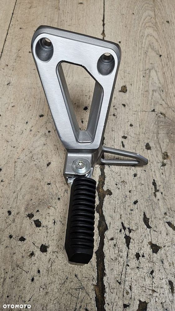 Set podnóżek pasażera Lewy Suzuki Bandit 1200 (96-00)  43700-27E50-000 - 3