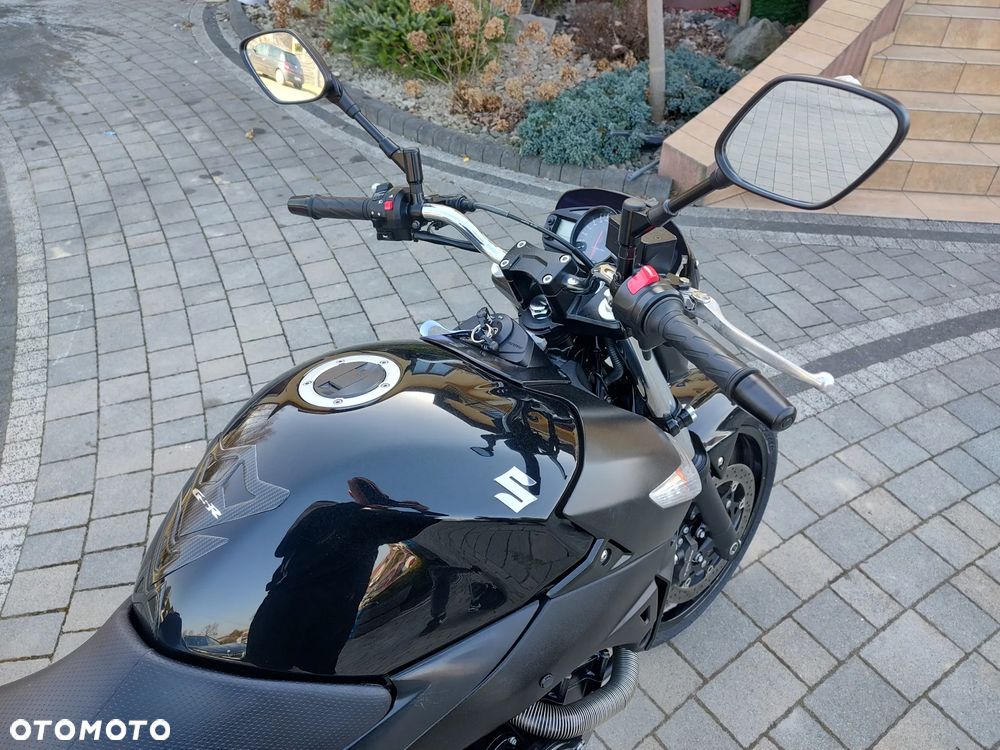 Suzuki GSR - 8