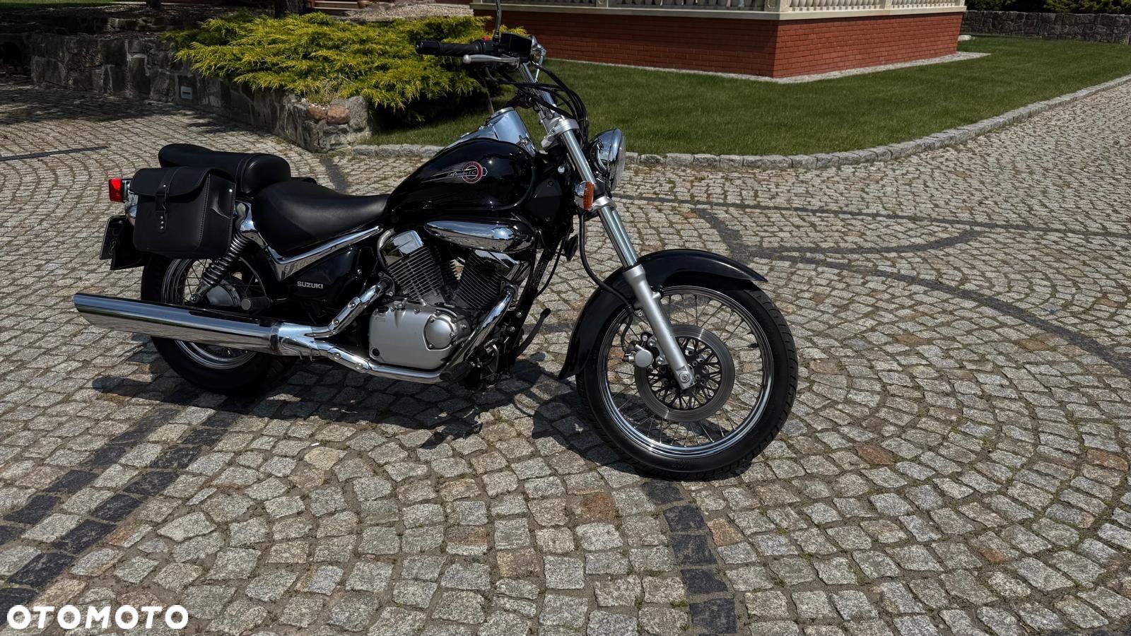 Suzuki Intruder - 1