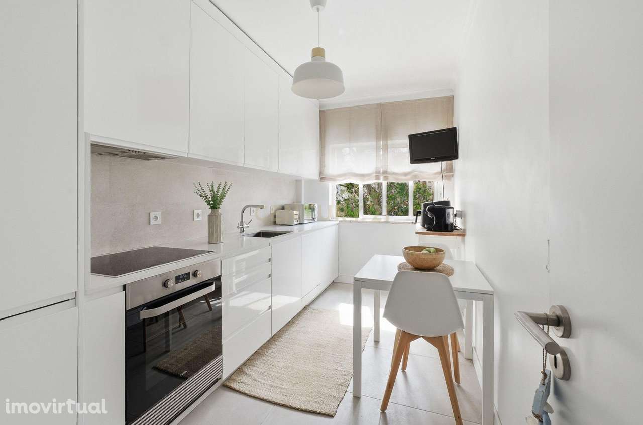 Apartamento T2 Renovado com Varanda e Arrecadação – Monte Abraão - Grande imagem: 5/49