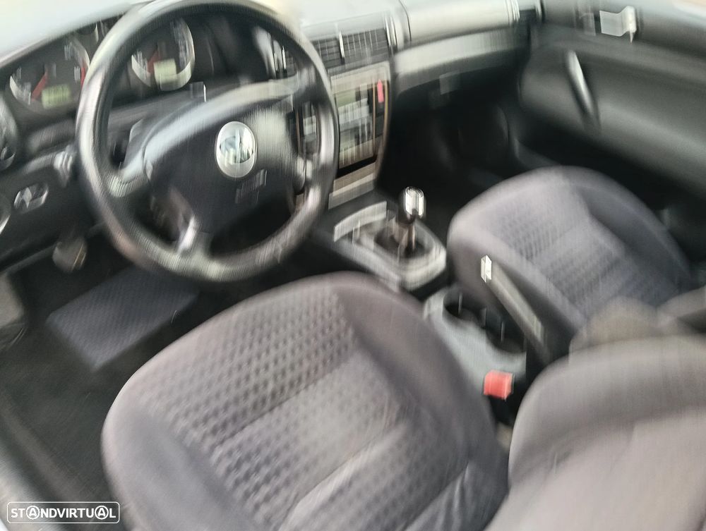 VW Passat 1.9 TDi Highline - 8