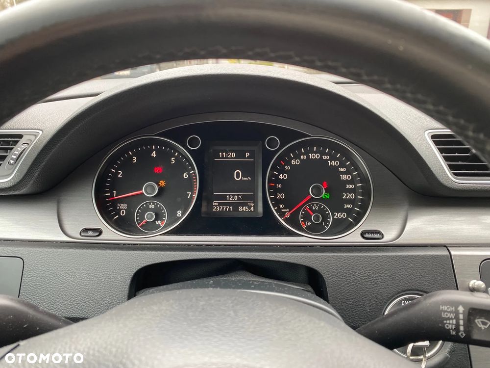 Volkswagen Passat - 1