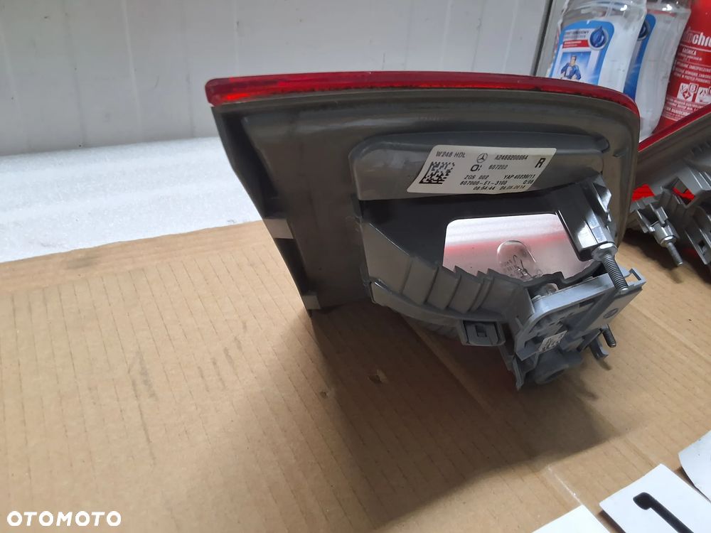 MERCEDES B-KLASA W246 LAMPY TYLNEJ KLAPY BAGAŻNIKA LEWA PRAWA  A2468200864 A2468200764 - 9