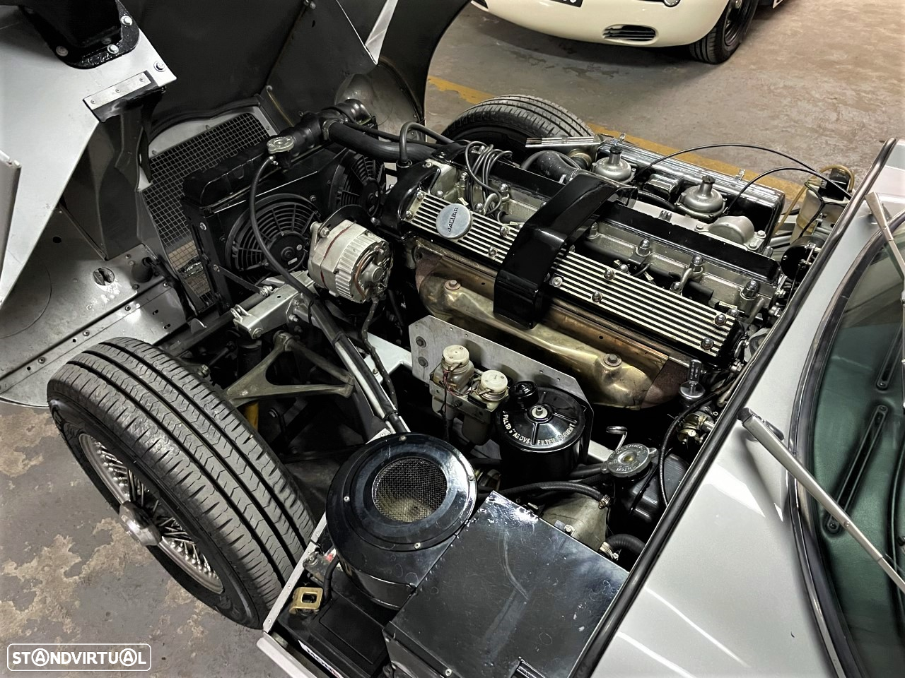 Jaguar E-Type - 16