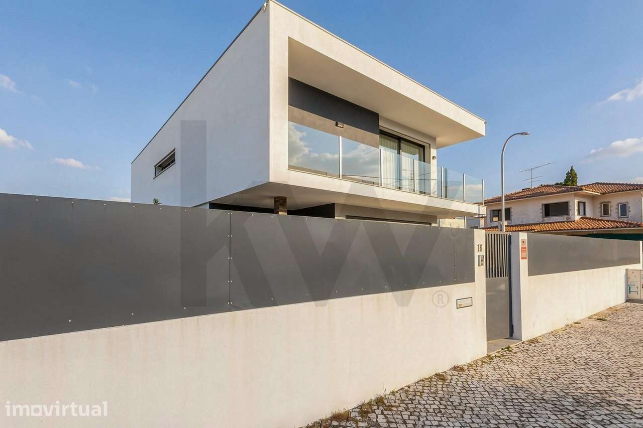 Moradia T3 de Arquitetura Moderna com Piscina - Grande imagem: 2/55