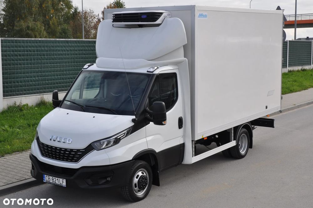 Iveco DAILY AUTOMAT CHŁODNIA MROŹNIA IZOTERMA CARRIER HI-MATIC NA BLIŹNIAKU KRAJOWE BEZWYPADKOWE ZASILANIE ZEWNETRZNE 230 V - 29