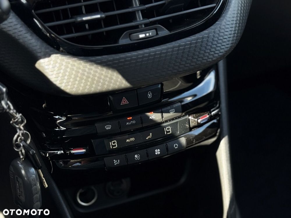 Peugeot 2008 1.2 Pure Tech Allure S&S EAT6 - 23