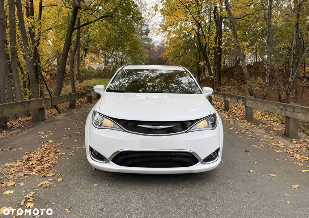 Chrysler Pacifica - 2