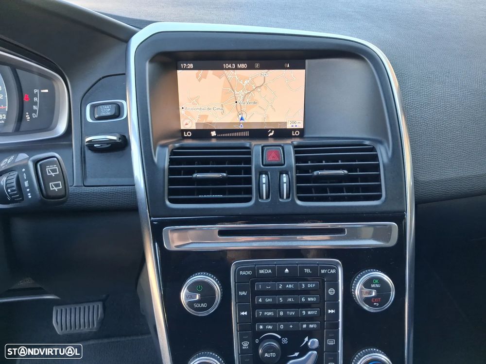 Volvo XC 60 2.0 D4 Momentum Plus Geartronic - 12