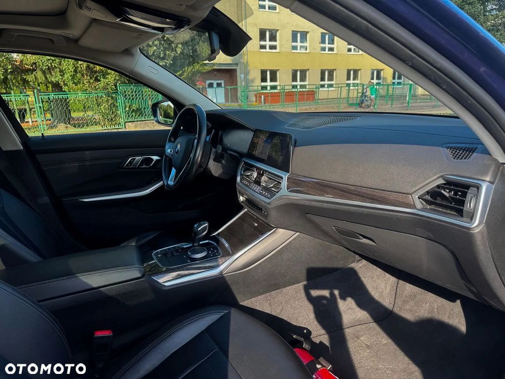 BMW Seria 3 318d Luxury Line - 12