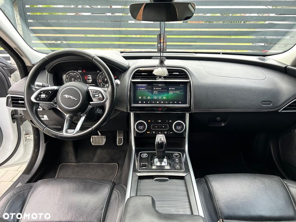 Jaguar XE 2.0 T R-Sport - 16