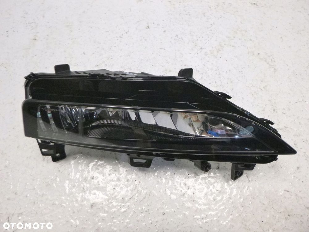 SKODA OCTAVIA 4 HALOGEN LAMPA DRL LED PRAWY PRZÓD - 10