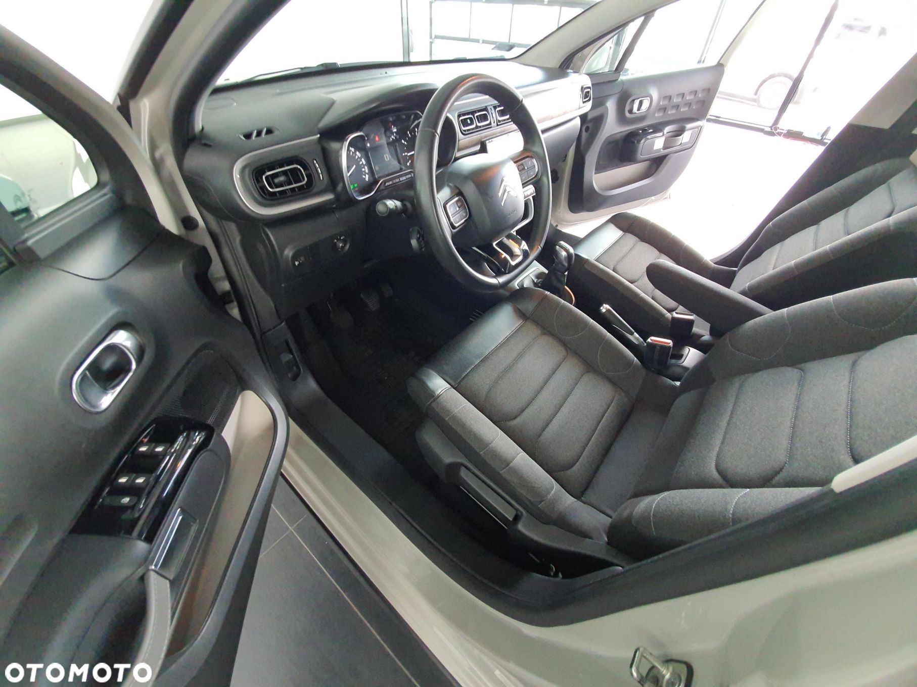 Citroën C3 1.2 PureTech Shine - 24