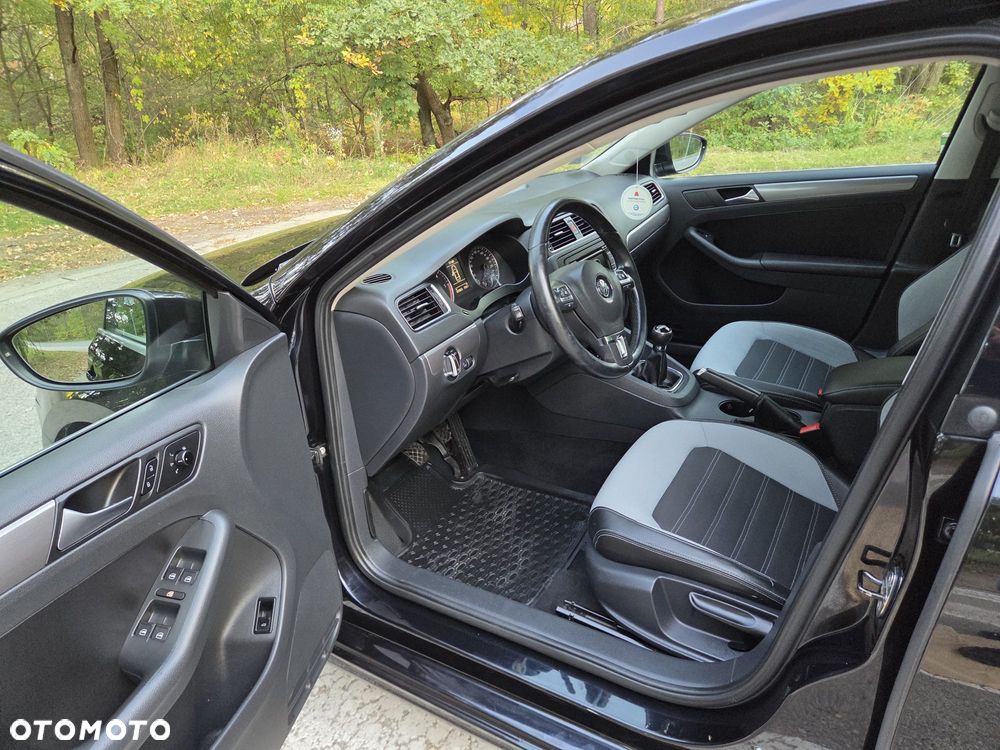 Volkswagen Jetta - 8