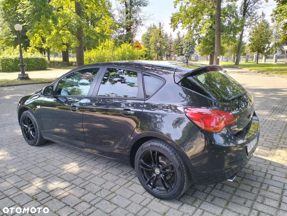 Opel Astra 2011 photo 3