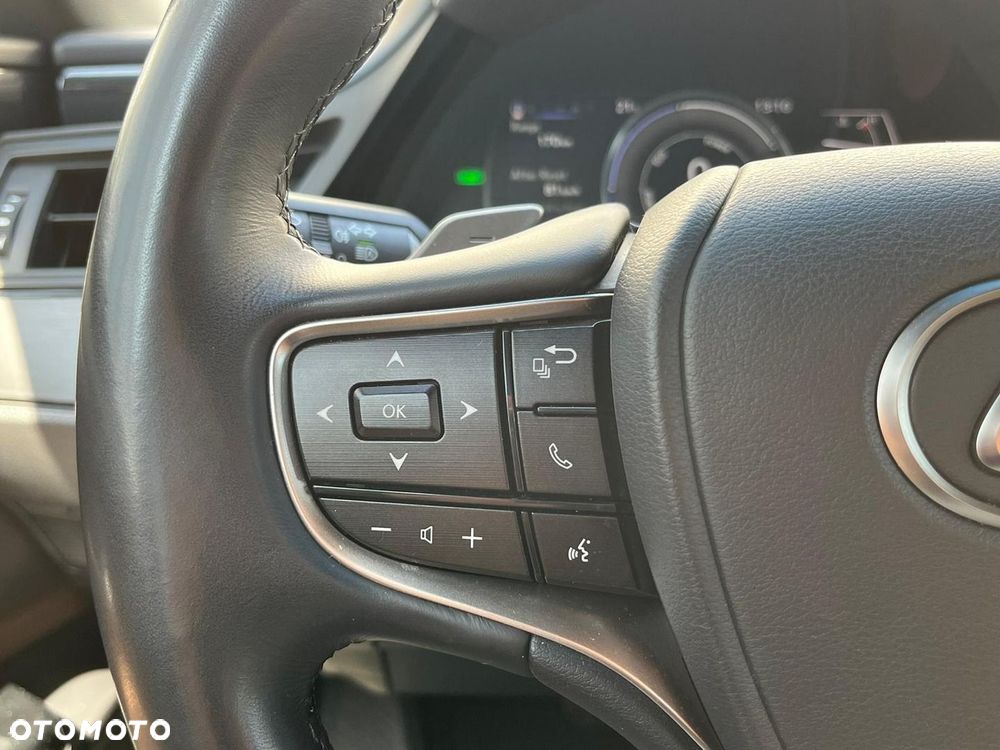 Lexus ES 300h F Sport Design - 23