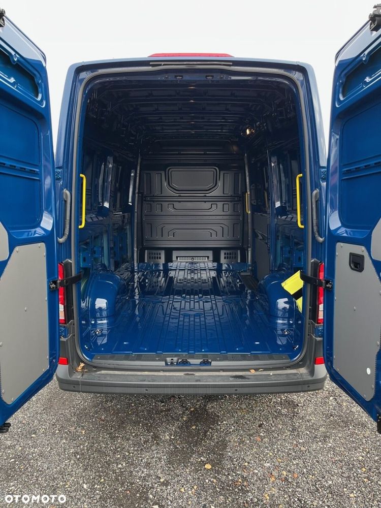 Volkswagen Crafter 35 Furgon z wysokim dachem silnik: 2,0 l EU6 SCR 140 KM / skrzynia biegów: automatyczna 8-biegowa rozstaw osi: 3640 mm - 11
