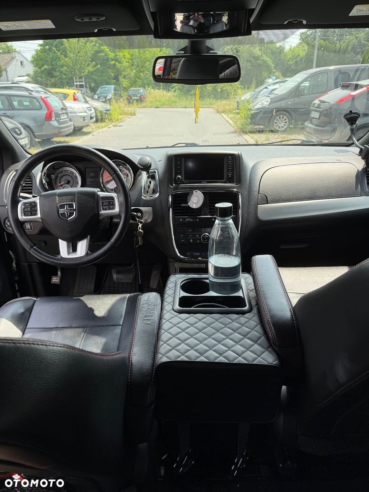 Dodge Grand Caravan - 8