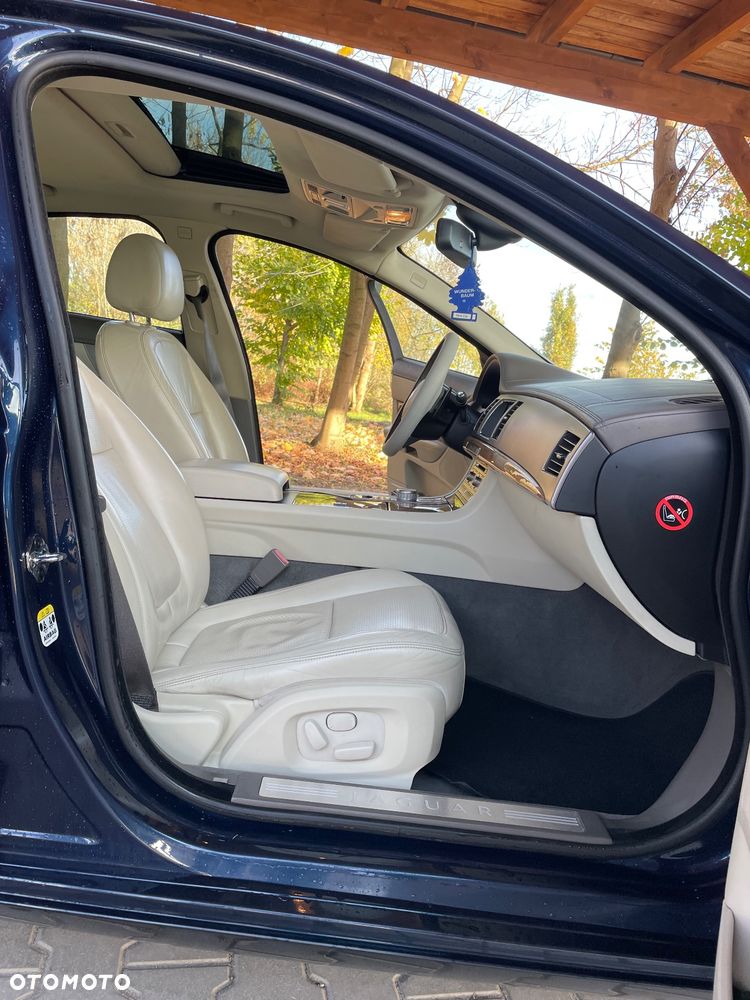 Jaguar XF 2.7 V6 D Premium Luxury - 13