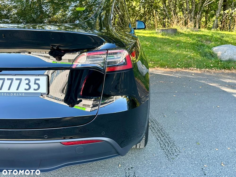 Tesla Y Long Range AWD - 14