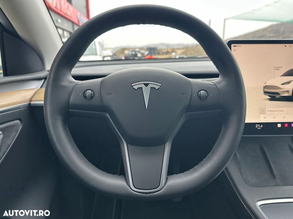 Tesla Model Y - 16