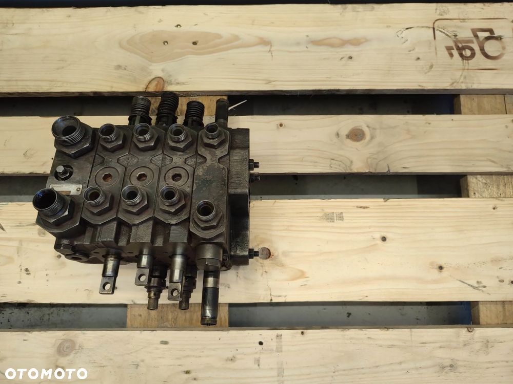 Rozdzielacz hydrauliczny JCB Fastrac 3185 (1525503681) - 1
