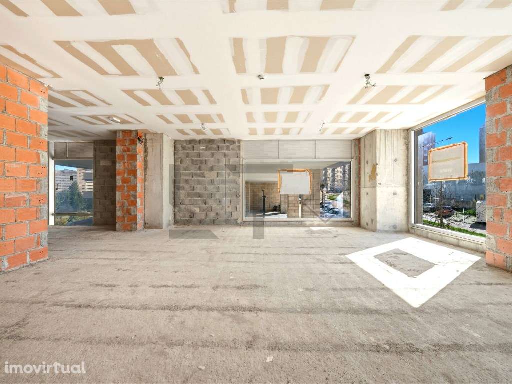 Fantástica Loja com 2 Pisos e Montras Altas Para Arrendamento, Pron... - Grande imagem: 2/30