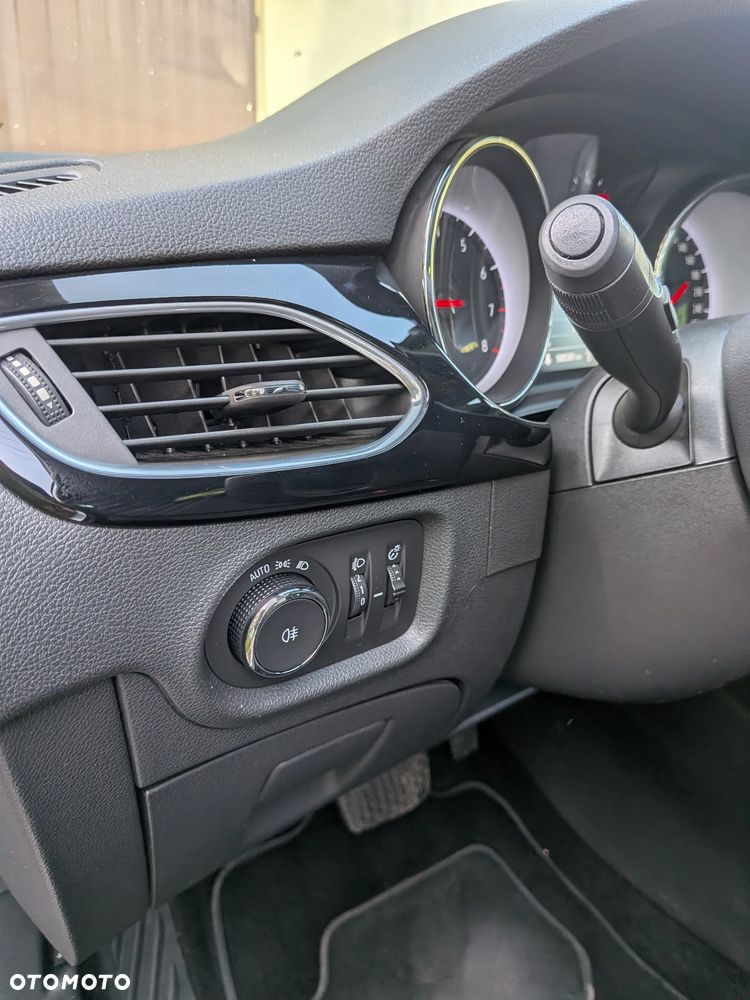Opel Astra 1.4 T Dynamic S&S - 21