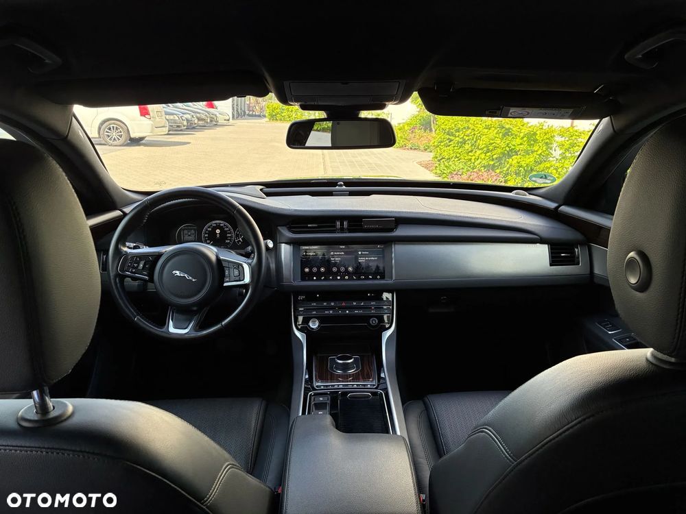 Jaguar XF 20t Prestige - 28
