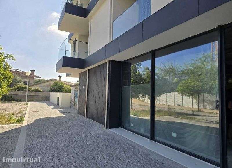 Loja nova Águas Santas com Jardim privativo - Grande imagem: 2/2